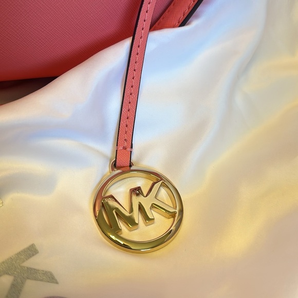 NWT Michael kors Jet set travel purse! Comes with dust bag. Retails $378. Pink! - Picture 5 of 8